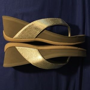 LIKE NEW BareTraps Silver Wedge Sandals Size 9.5